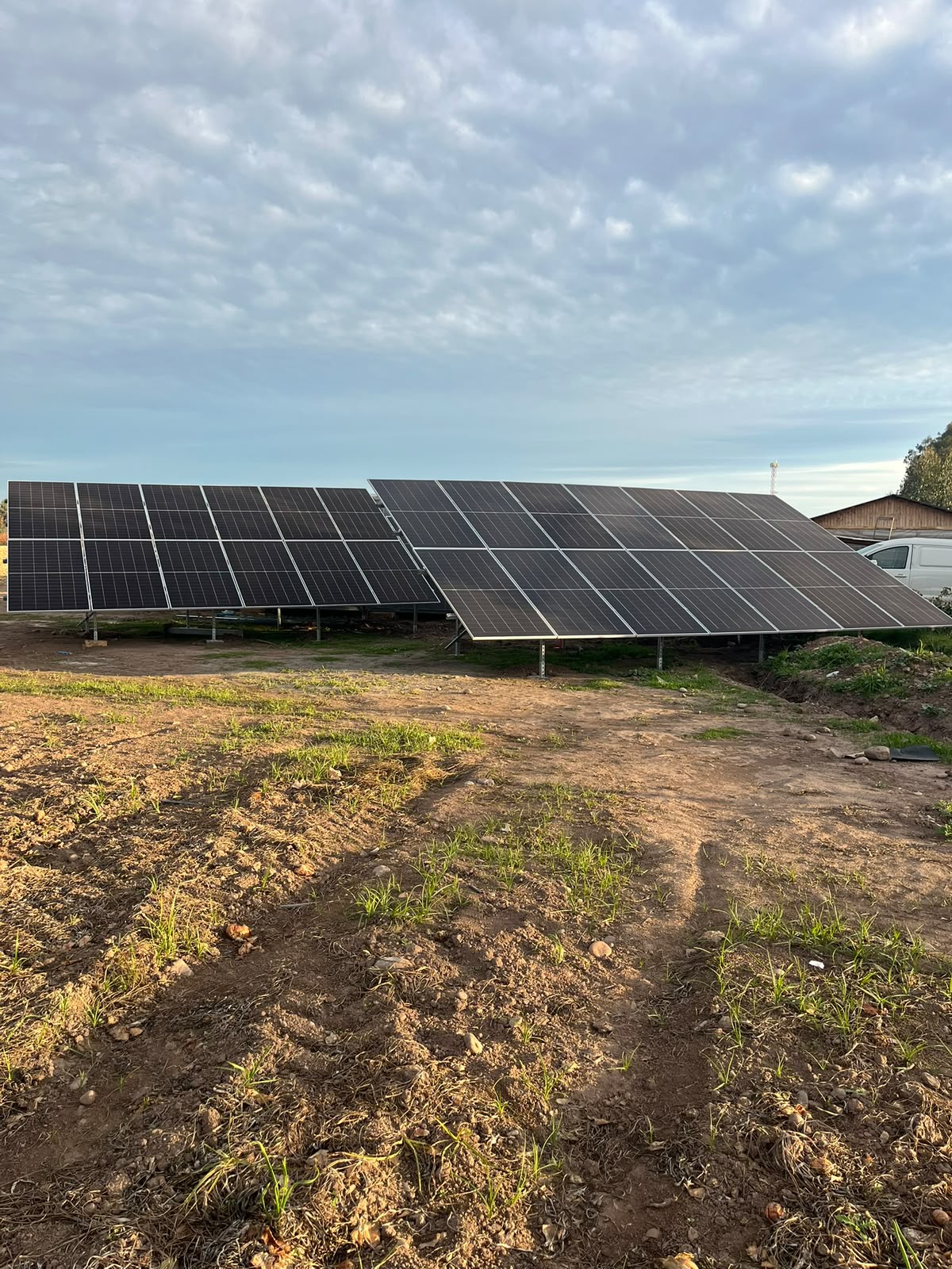 Arreglo de paneles solares montados en terreno