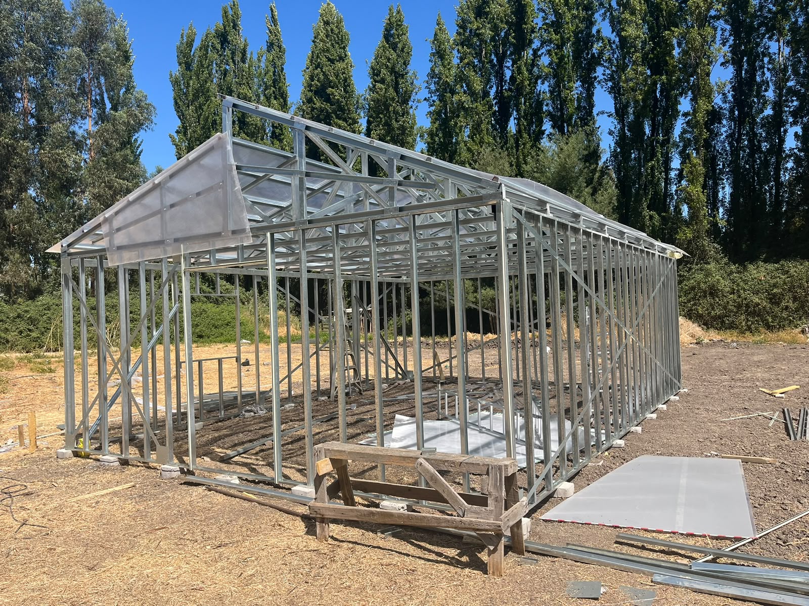 Montaje de la estructura metálica de un invernadero