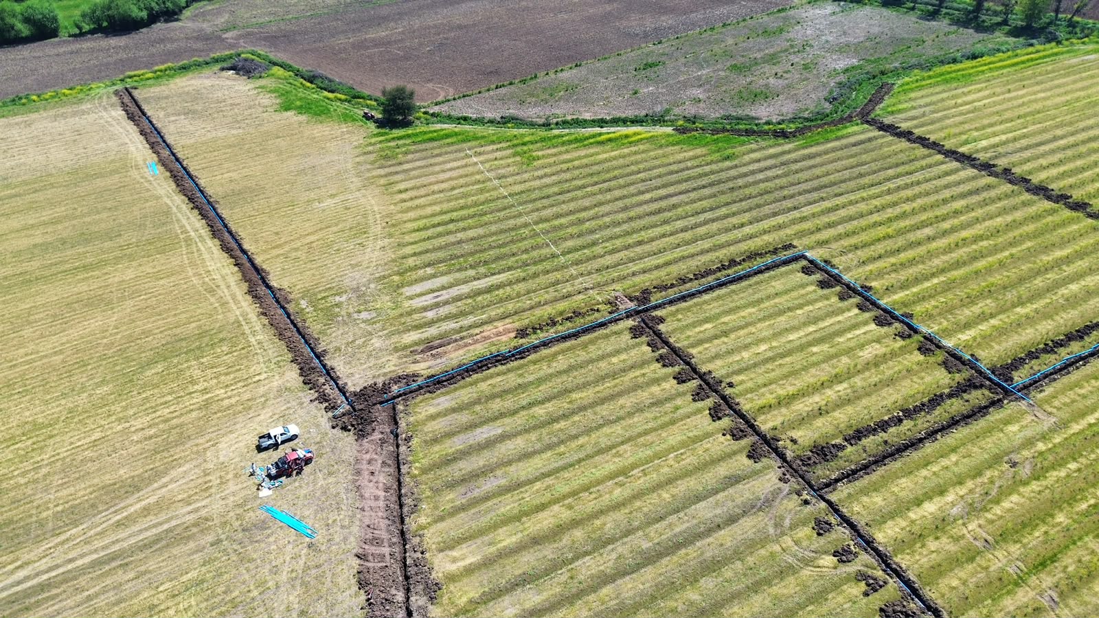 Vista aérea de instalación de matriz de riego en el predio